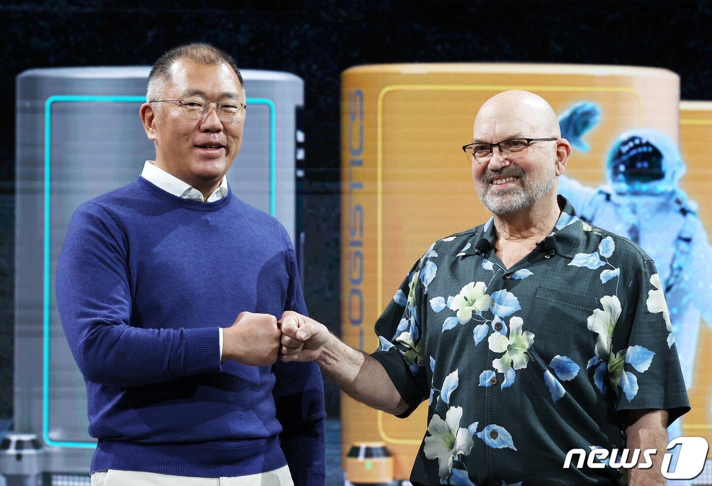 본문 이미지 - 정의선 현대자동차그룹 회장이 세계 최대 전자·가전·정보기술(IT) 전시회인 CES 2022 개막을 하루 앞둔 4일(현지시간) 미국 네바다주 라스베이거스 만달레이 베이에서 열린 현대자동차 프레스 컨퍼런스 후 마크 레이버트 보스턴 다이내믹스 창업자 겸 회장과 기념촬영을 하고 있다. 2022.1.5/뉴스1 ⓒ News1 조태형 기자
