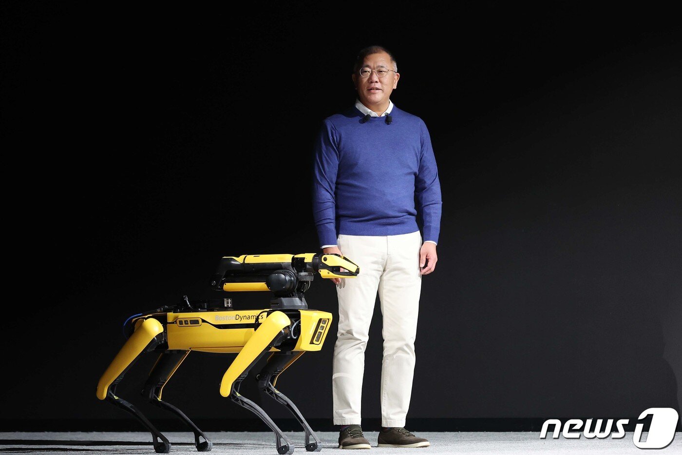 본문 이미지 - 정의선 현대자동차그룹 회장이 2022년 1월 세계 최대 전자·가전·정보기술(IT) 전시회인 CES 2022 개막을 하루 앞두고 미국 네바다주 라스베이거스 만달레이 베이에서 열린 현대자동차 프레스 컨퍼런스에 참석해 보스턴다이나믹스의 4족 보행 로봇 '스팟'과 함께 연단에 오른 모습(자료사진). 2022.1.5 ⓒ 뉴스1 조태형 기자