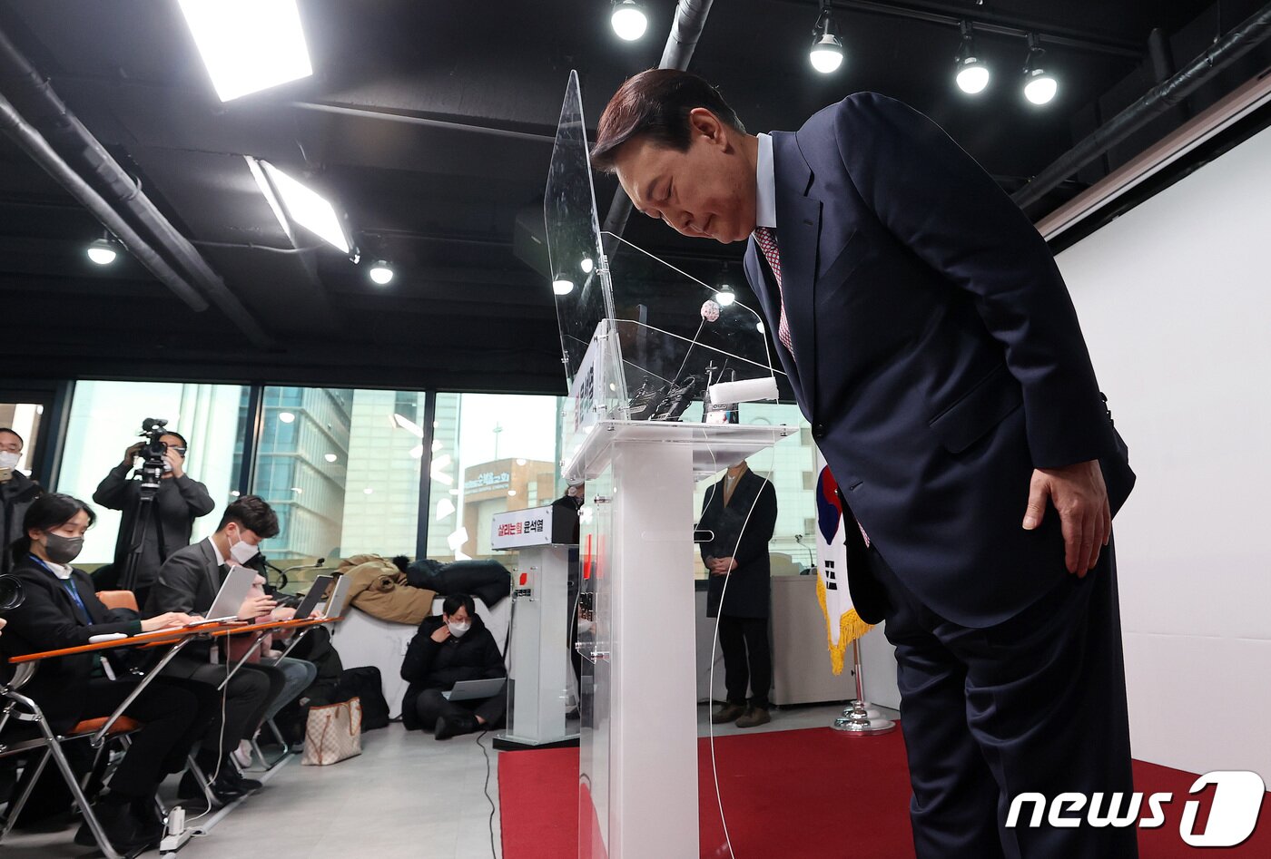 본문 이미지 - 윤석열 국민의힘 대선 후보가 5일 오전 서울 여의도 중앙당사에서 선거대책위원회 쇄신 관련 입장발표를 마친 뒤 인사하고 있다. 2022.1.5/뉴스1 ⓒ News1 구윤성 기자