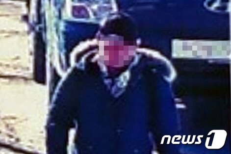 본문 이미지 - 합동참모본부가 5일 동부전선 최전방 지역에서 발생한 탈북민 김모씨 월북사건에 관한 군 당국 현장조사 결과를 발표하며 민간인출입통제선 인근 폐쇄회로(CC)TV 카메라에 모습이 찍힌 김모씨의 모습을 공개했다. 김씨는 앞서 2020년 11월 강원도 고성의 육군 제22보병사단 관할 경계구역의 철책을 넘어 우리 측으로 귀순했던 인물로서 이달 1일 비슷한 경로를 통해 북한으로 되돌아갔다. 국내 정착 교육을 마치고 작년 7월부터 서울 노원구에 거주해온 김씨는 관계당국에 따르면 김씨는 청소용역업체 직원 등으로 일했다고 한다. 그러던 김씨는 지난달 30일부터 신변보호를 담당하던 경찰과의 연락이 두절됐고, 이후 이달 1일 낮 12시쯤 고성 지역의 민간인출입통제선 인근 폐쇄회로(CC)TV 카메라에 그 모습이 찍혔다. 김씨는 같은 날 오후 6시40분쯤 우리 군 일반전초(GOP) 철책을 넘어 북쪽으로 향했고, 오후 9시20분쯤 비무장지대(DMZ) 내 우리 측 '보존 감시초소(GP)' 인근 열영상장비(TOD)에 포착됐고, 같은 날 오후 10시40분쯤엔 군사분계선(MDL)을 넘어 북한 땅을 밟았다. 2022.1.5/뉴스1