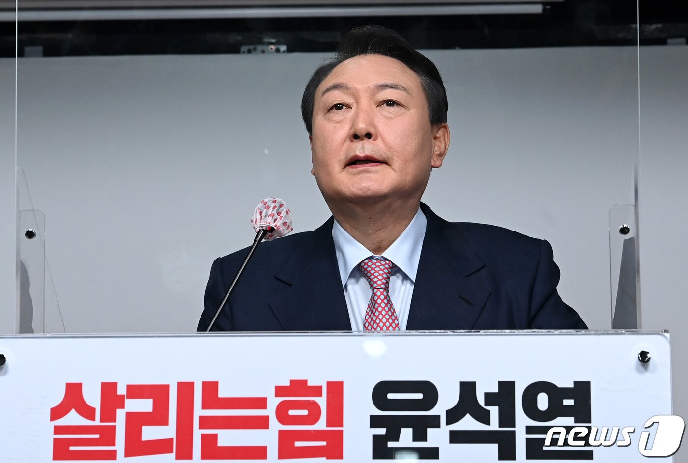 본문 이미지 - 윤석열 국민의힘 대선 후보가 5일 오전 서울 여의도 국민의힘 당사에서 열린 선거대책위원회 쇄신 관련 기자회견을 하고 있다. 윤 후보는 이날 기자회견을 통해 "오늘부로 선거대책위원회를 해산하고 철저한 실무형 선대본부를 구성하겠다＂고 밝혔다. 2022.1.5/뉴스1 ⓒ News1 이승배 기자