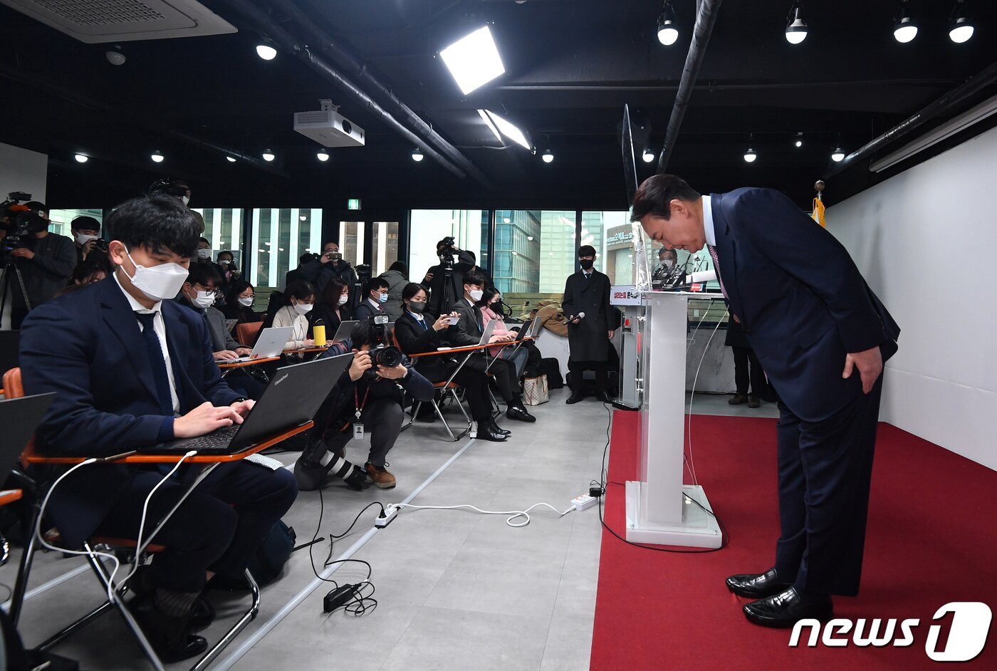 본문 이미지 - 윤석열 국민의힘 대선 후보가 5일 오전 서울 여의도 국민의힘 당사에서 열린 선거대책위원회 쇄신 관련 기자회견에서 인사하고 있다. 윤 후보는 이날 기자회견을 통해 "오늘부로 선거대책위원회를 해산하고 철저한 실무형 선대본부를 구성하겠다＂고 밝혔다. 2022.1.5/뉴스1 ⓒ News1 이승배 기자