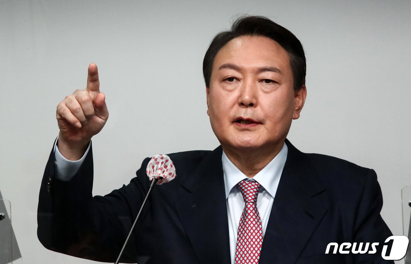 본문 이미지 - 지난 1월 5일 윤석열 국민의힘 후보가 서울 여의도 중앙당사에서 선거대책위원회 해산 및 입장 발표 기자회견을 하고 있다. 윤 후보는 이날 기존의 선거대책위원회를 해산하고 권영세 의원을 본부장으로 하는 새 선거대책본부로 개편하겠다고 밝혔다. 2022.1.5/뉴스1 ⓒ News1 구윤성 기자