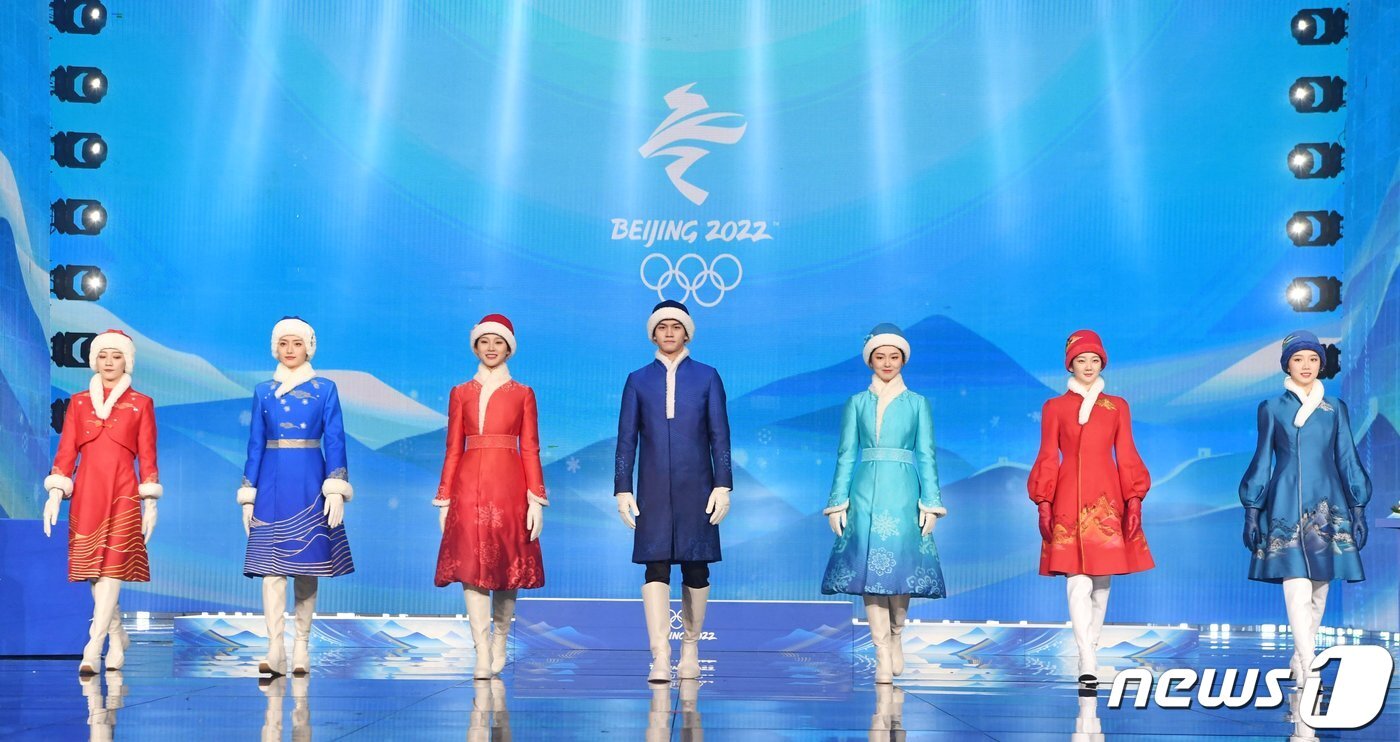 본문 이미지 - 베이징 동계올림픽 시상식 의상(Beijing 2022 트위터 갈무리)ⓒ 뉴스
