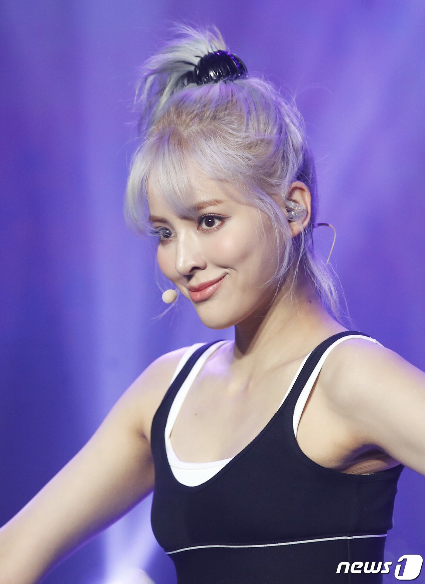 본문 이미지 - 하이키 시탈라가 5일 오후 서울 강남구 일지아트홀에서 첫 번째 싱글앨범 '애슬레틱 걸(Athletic Girl)' 발매 쇼케이스에 참석해 매력적인 무대를선보이고 있다. ⓒ News1 권현진 기자