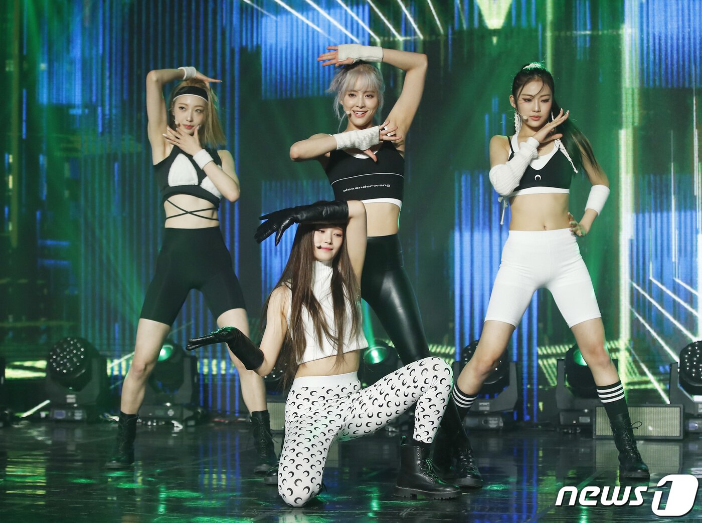 본문 이미지 - 그룹 하이키(H1-KEY)가 5일 오후 서울 강남구 일지아트홀에서 첫 번째 싱글앨범 '애슬레틱 걸(Athletic Girl)' 발매 쇼케이스에 참석해 신곡을 선보이고 있다. ⓒ News1 권현진 기자