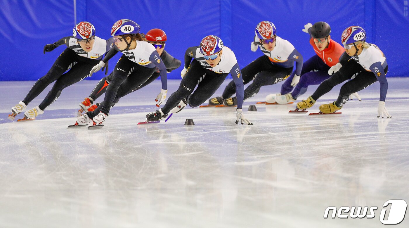 본문 이미지 - 쇼트트랙 국가대표 최민정, 김아랑, 곽윤기 등 선수들이 2022 베이징 동계 올림픽대회 G-30 미디어데이가 열린 5일 충북 진천 국가대표 선수촌에서 훈련을 하고 있다. 2022.1.5/뉴스1 ⓒ News1 안은나 기자