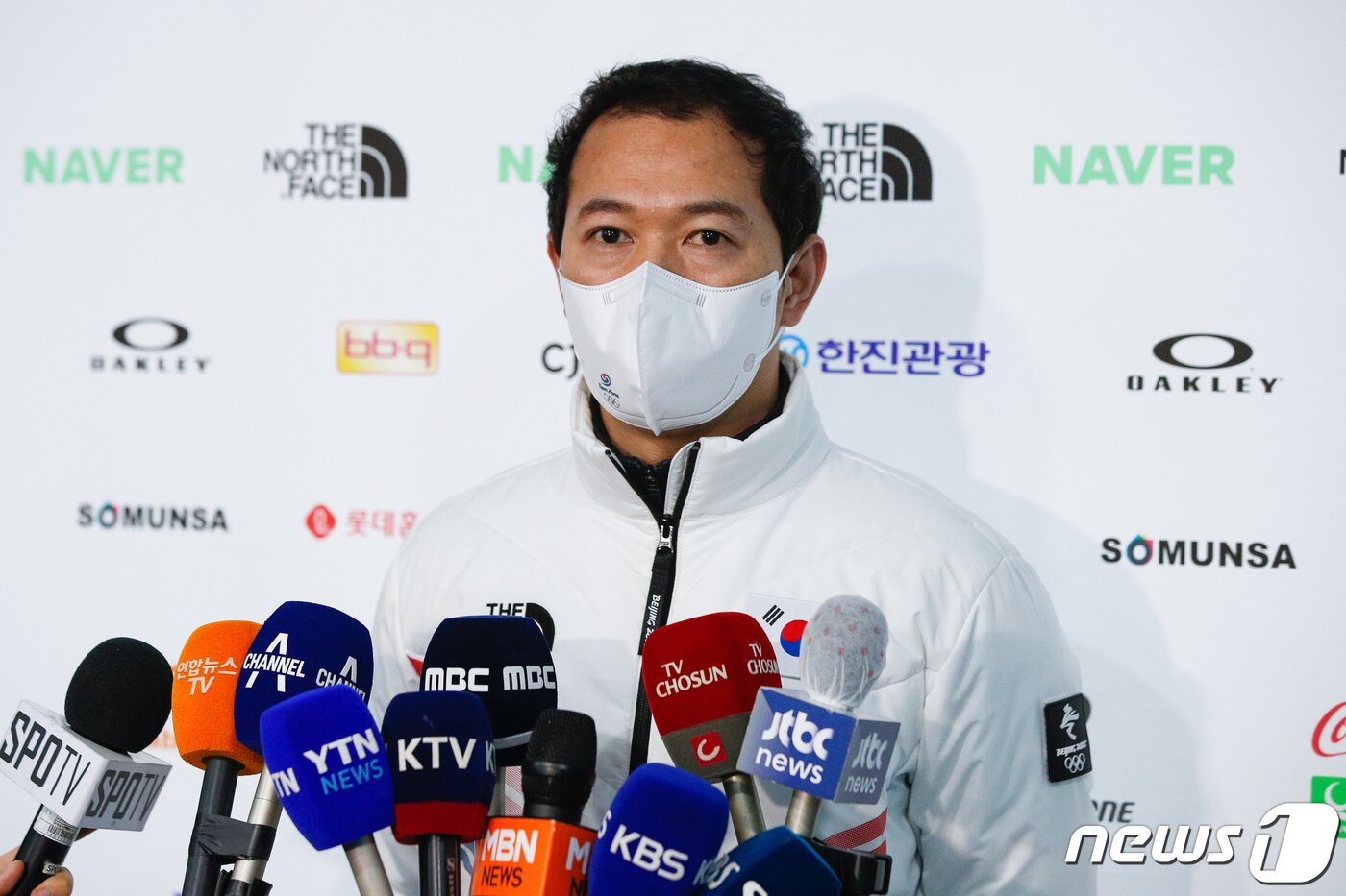본문 이미지 - 쇼트트랙 국가대표 이영석 코치가 2022 베이징 동계 올림픽대회 G-30 미디어데이가 열린 5일 충북 진천 국가대표 선수촌에서 인터뷰를 마친 뒤 파이팅을 외치고 있다. 2022.1.5/뉴스1 ⓒ News1 안은나 기자