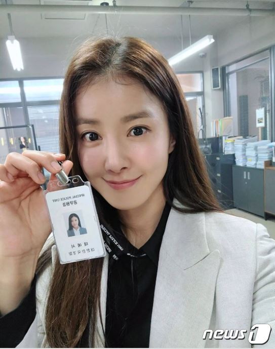 본문 이미지 - HBO의 인기 드라마 '멘탈리스트'의 한국 리메이크판에 출연한 배우 이시영은 지난 9월 자신의 SNS를 통해 멘탈리스트 촬영 종료 인증샷을 남기기도 했다.(이시영 인스타그램 갈무리) ⓒ 뉴스1