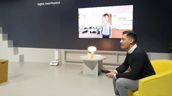 본문 이미지 - 사용자가 인터랙션 로봇 '봇 아이'를 부르자 다가가고 있는 모습. ⓒ 뉴스1