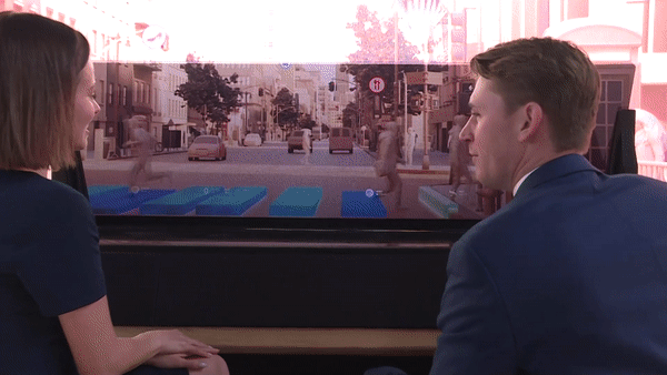 본문 이미지 - 사용자가 운전석에 앉자 증강현실(AR) 기술을 통해 차창 디스플레이가 운전 정보를 제공하고 있는 모습(삼성전자 제공). ⓒ 뉴스1