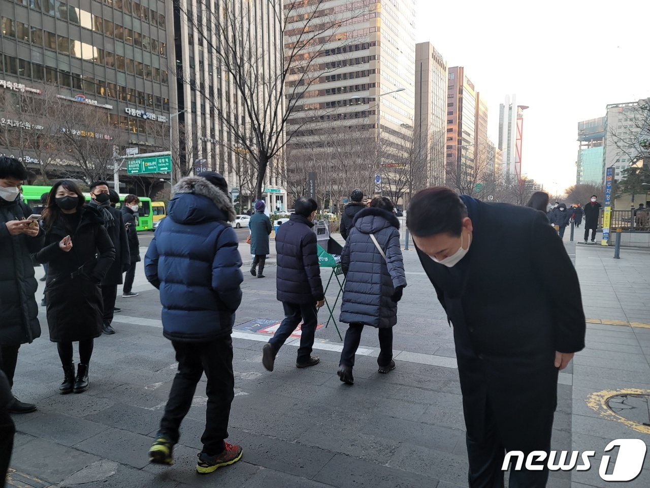 (서울=뉴스1) 박기범 기자 = 윤석열 국민의힘 대선 후보가 6일 여의도역 앞에서 출근길 인사를 하고 있다. 2022.1.6/뉴스1