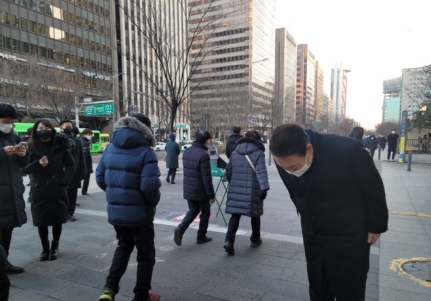 출근길 시민들 향해 인사하는 윤석열 후보