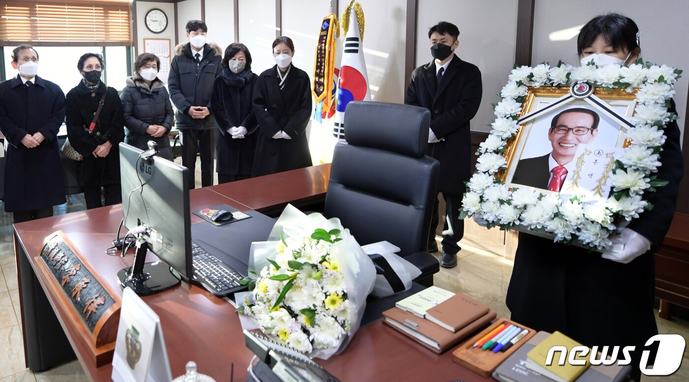 본문 이미지 - 6일 오전 경북 청도군청 광장에서 열린 고 이승율 군수 영결식에서 고인의 큰딸 이윤정씨가 영정사진을 들고 군수집무실을 둘러보고 있다. (청도군 제공) 2022.1.6/뉴스1 ⓒ News1 정우용 기자