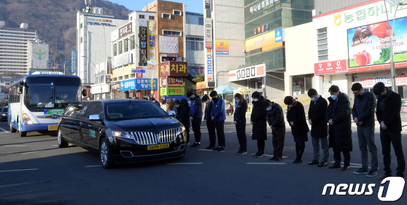 본문 이미지 - 6일 오전 경북 청도군청 광장에서 열린 고 이승율 군수 영결식을 마친 운구차량이 청도 읍내를 지나가고 있다. (청도군 제공) 2022.1.6/뉴스1 ⓒ News1 정우용 기자
