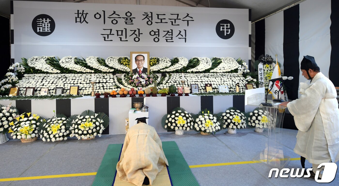 본문 이미지 - 6일 오전 경북 청도군청 광장에서 열린 고 이승율 군수 영결식에서 고성이씨 종중대표 이승태씨가 조사를 하고 있다. (청도군 제공) 2022.1.6/뉴스1 ⓒ News1 정우용 기자
