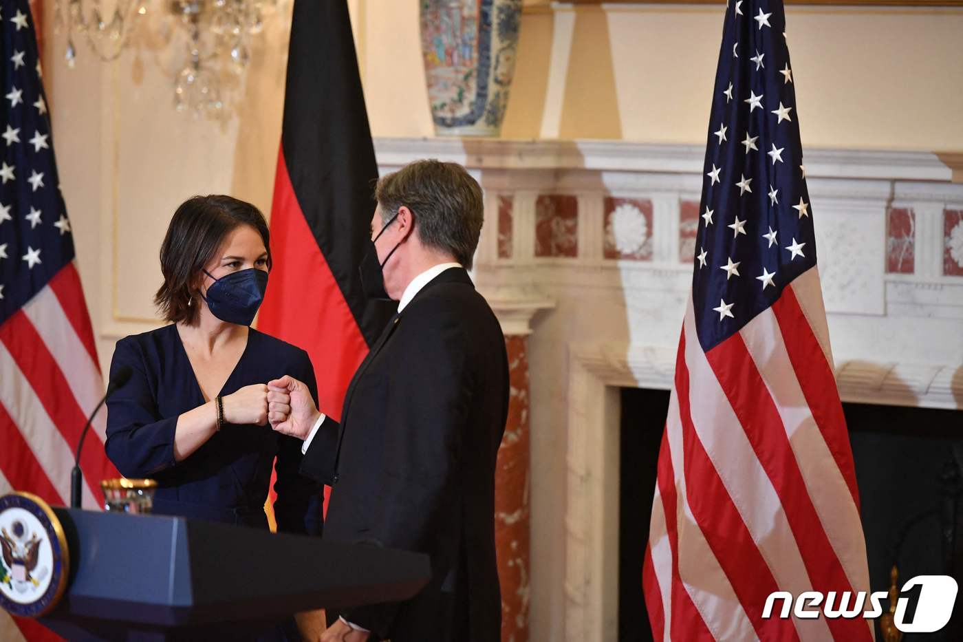 (워싱턴 AFP=뉴스1) 우동명 기자 = 토니 블링컨 미국 국무장관이 5일(현지시간) 워싱턴 국무부에서 아날레나 베르보크 독일 외무장관과 기자회견을 마친 뒤 주먹을 부딪치고 있다. …