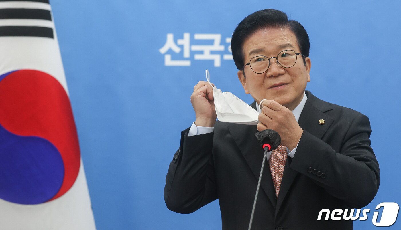 본문 이미지 - 박병석 국회의장이 6일 서울 여의도 국회에서 열린 2022 신년 기자회견에서 마스크를 벗고 있다. 2022.1.6/뉴스1 ⓒ News1 이동해 기자