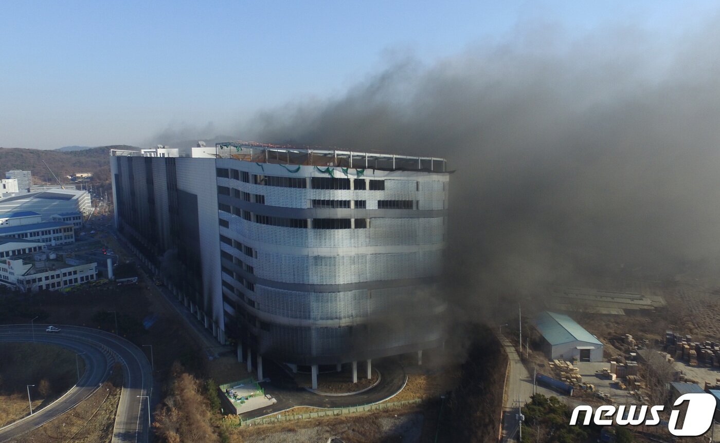 본문 이미지 - 6일 오전 경기도 평택시의 한 물류센터 신축현장 화재 진압에 나선 소방관 3명이 실종돼 소방당국이 수색 작업을 벌이고 있다.  News1 김영운 기자