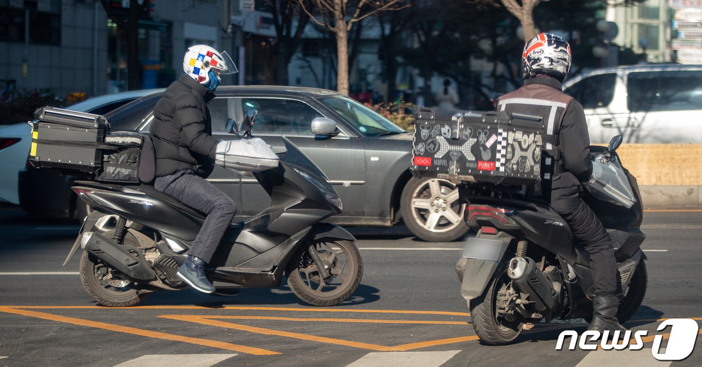 본문 이미지 - 배달노동자들이 서울시내에서 점심시간 음식을 배달하고 있다. 사진은 기사와 무관. ⓒ News1 유승관 기자