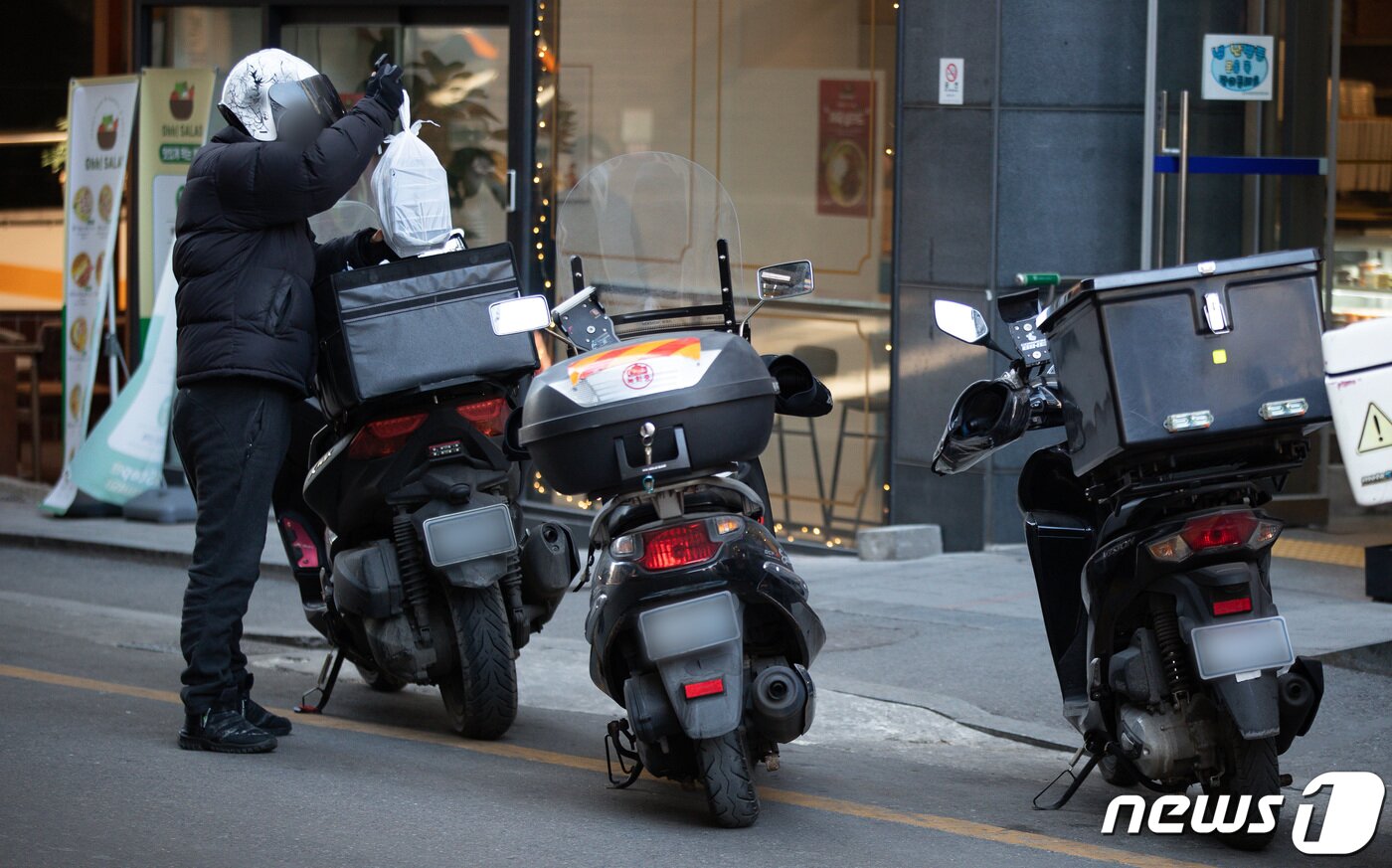 본문 이미지 - 한 배달노동자가 6일 서울시내에서 점심시간 음식을 배달하고 있다. 2022.1.6/뉴스1 ⓒ News1 유승관 기자
