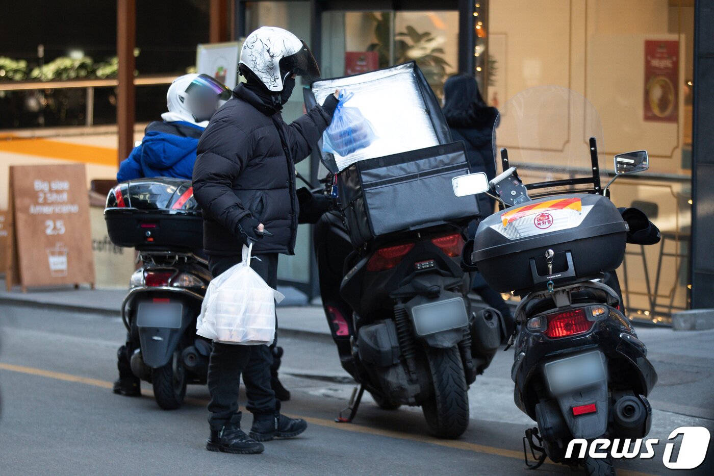 본문 이미지 - 라이더가 서울시내에서 점심시간 음식을 배달하고 있다. ⓒ News1 유승관 기자