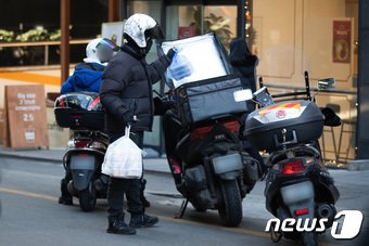 본문 이미지 - 배달노동자들이 6일 서울시내에서 점심시간 음식을 배달하고 있다.  ⓒ News1 유승관 기자