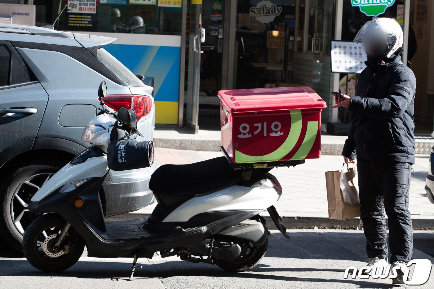 본문 이미지 - 한 배달노동자가 서울시내에서 점심시간 음식을 배달하고 있다. /뉴스1 DB ⓒ News1 유승관 기자