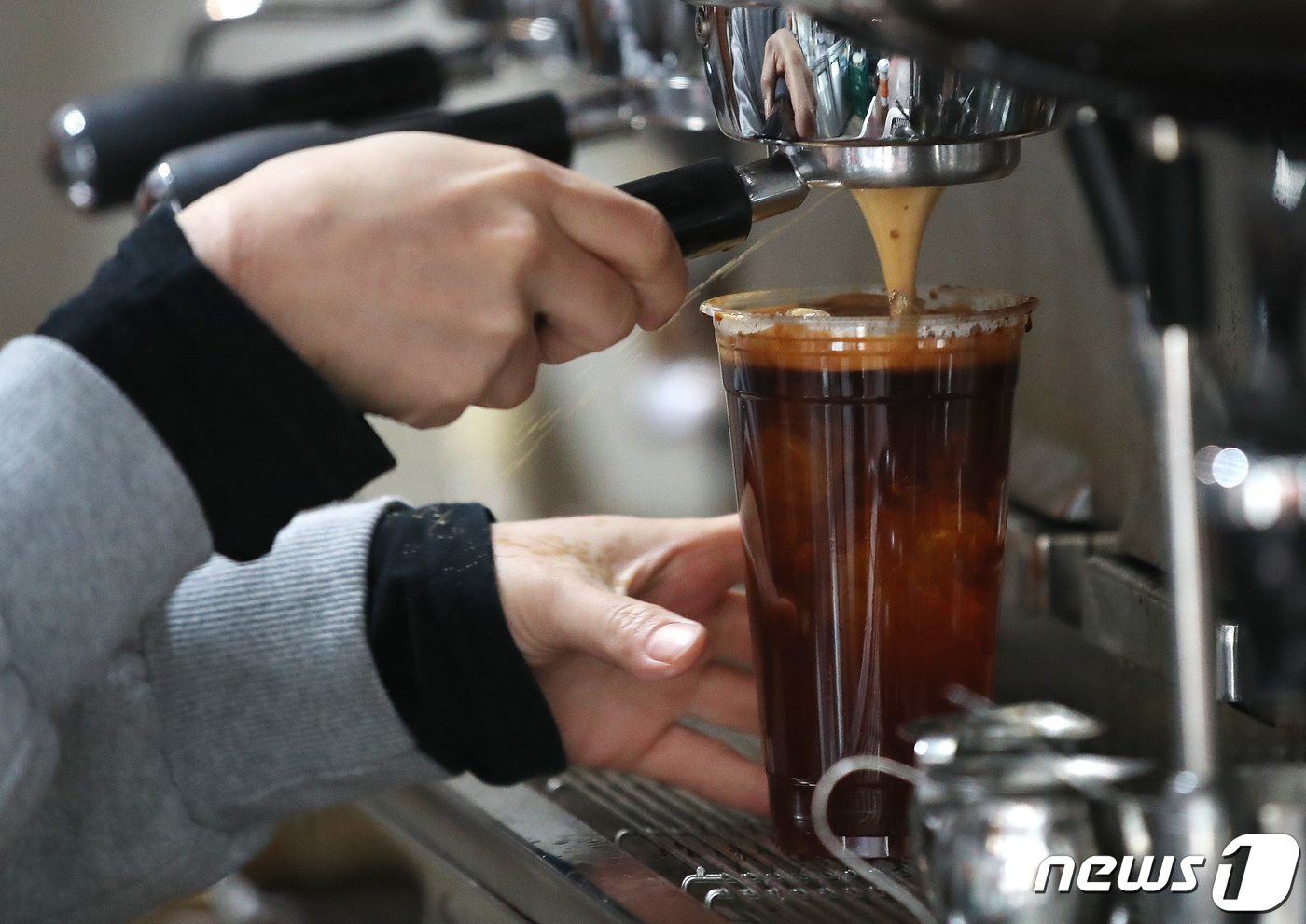 (서울=뉴스1) 임세영 기자 = 4월부터 카페 등 식품접객업 매장 내에서 1회용 플라스틱 컵을 비롯한 1회용품 사용이 금지된다. 환경부는 이같은 내용이 담긴 '1회용품 사용규제 제 …