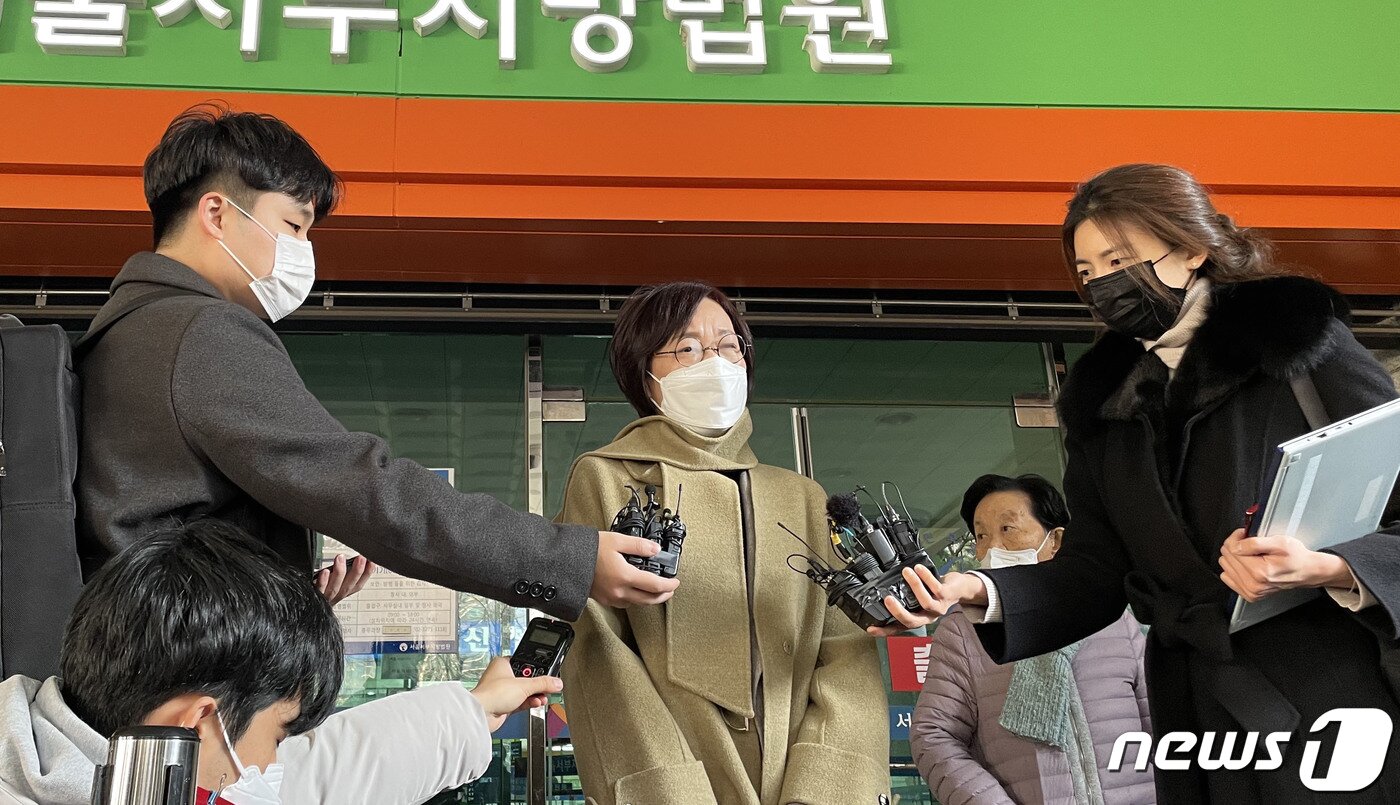 본문 이미지 - 故 황예진씨 어머니가 6일 1심 선고 직후 입장을 밝히고 있다. ⓒ 뉴스1