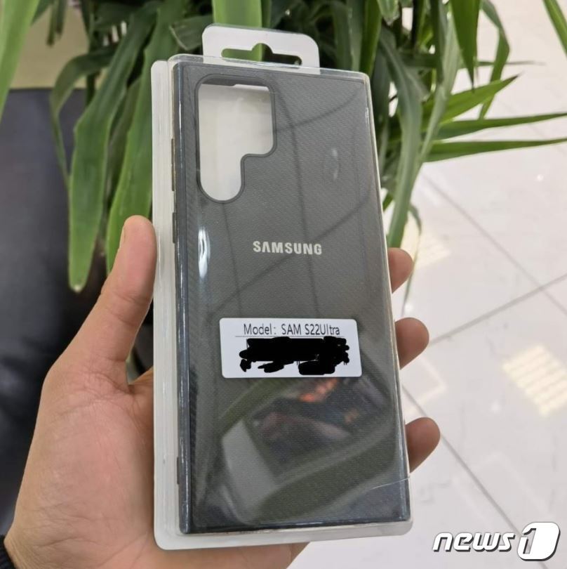본문 이미지 - IT 트위터리안 마우리QHD가 공개한 갤럭시S22 울트라의 케이스는 모델명으로 'SAM S22Ultra'라는 스티커가 붙어있어 '울트라' 유지설에 힘을 더했다.(마우리QHD 트위터 갈무리) ⓒ 뉴스1