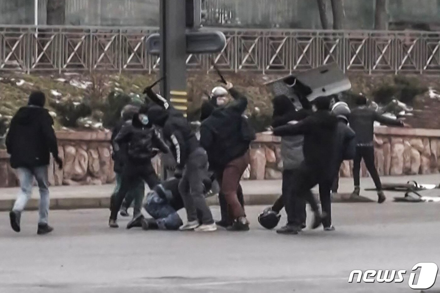 본문 이미지 - 5일(현지시간) 카자흐스탄 최대 도시 알마티에서 시위대와 경찰이 무력 충돌하고 있다. 2022.01.05 ⓒ AFP=뉴스1 ⓒ News1 정윤미 기자