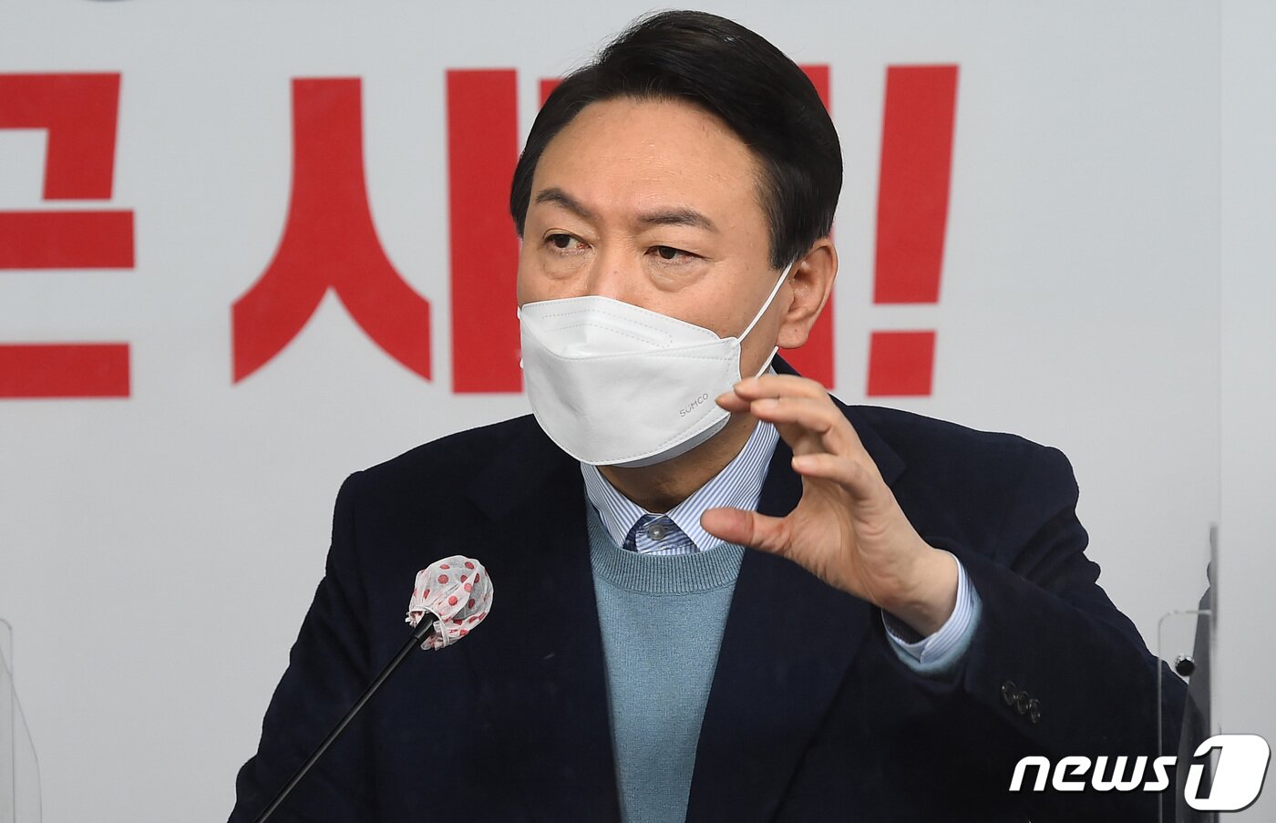 본문 이미지 - 윤석열 국민의힘 대선 후보가 7일 오전 서울 여의도 국민의힘 중앙당사에서 수도권 광역 교통 공약 발표 기자회견에 참석하고 있다. 윤 후보는 수도권 광역급행철도(GTX) 기존 노선을 연장하고 3개 노선을 새로 만들겠다고 공약했다. 2022.1.7/뉴스1 ⓒ News1 구윤성 기자