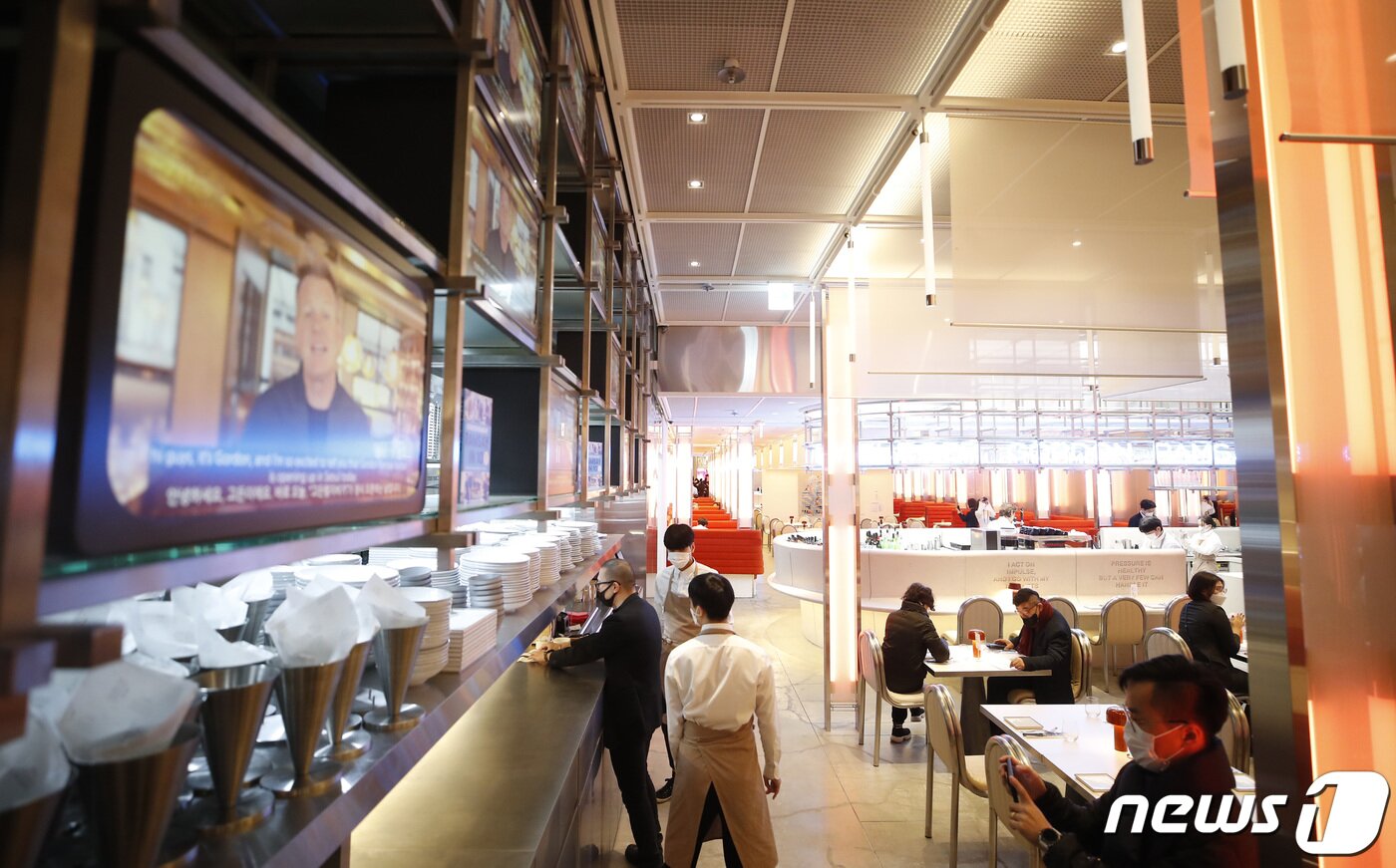 본문 이미지 - 영국 출신 요리사의 햄버거 레스토랑 '고든램지버거' 한국 매장이 지난 1월7일 서울 송파구 잠실 롯데월드몰에서 아시아 최초로 그랜드 오픈했다.. 2022. 1.7/뉴스1 ⓒ News1 권현진 기자