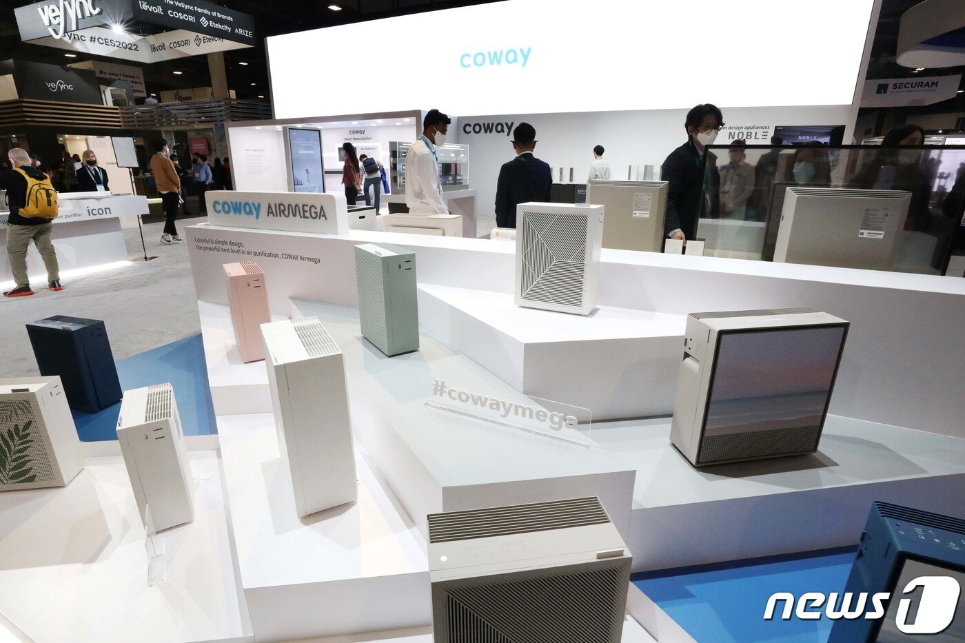본문 이미지 - CES의 코웨이 부스에 다양한 제품들이 전시돼 있다. ⓒ News1 조태형 기자