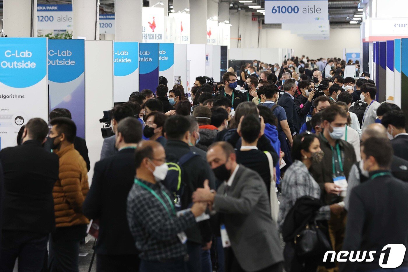 본문 이미지 - 세계 최대 전자·가전·정보기술(IT) 전시회인 CES 2022 둘째 날인 6일(현지시간) 미국 네바다주 라스베이거스 샌즈엑스포 내 유레카 파크에 마련된 삼성전자 C랩 전시장이 관람객으로 붐비고 있다. 2022.1.7/뉴스1 ⓒ News1 조태형 기자