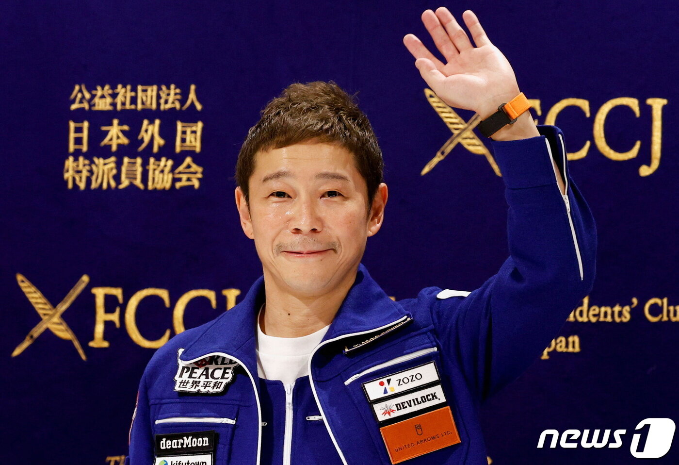 본문 이미지 - 일본의 괴짜 부호 마에자와 유사쿠(46)가 2022년 1월7일 도쿄 외신기자클럽에서 열린 기자회견에서 지난달 다녀온 우주여행 관련 소감을 처음 밝혔다. ⓒ 로이터=뉴스1 ⓒ News1 최서윤 기자