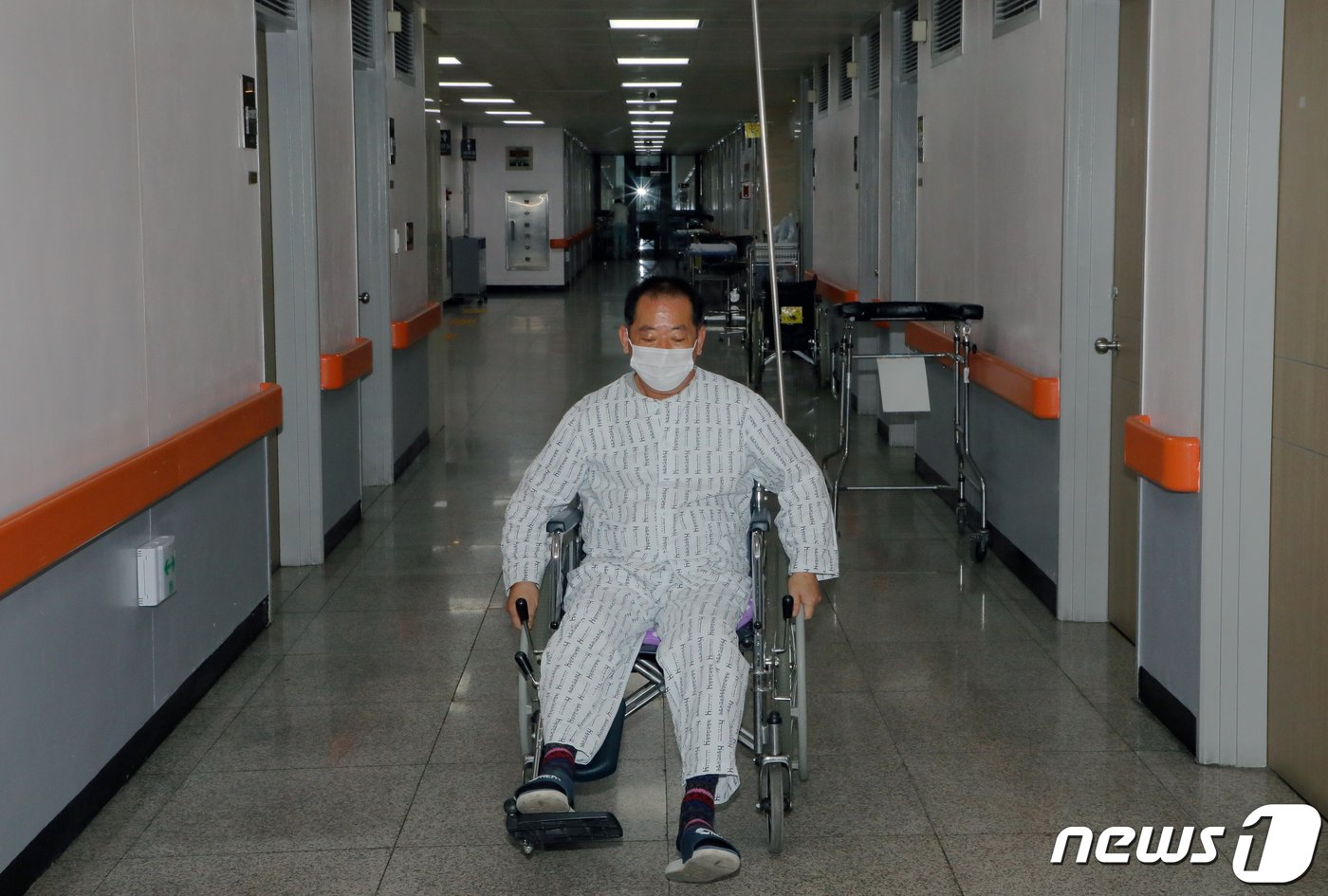 본문 이미지 - 7일 오후 광주 서구 한 종합병원에서 만난 홍창남씨(62)의 모습. 2022.1.8/뉴스1