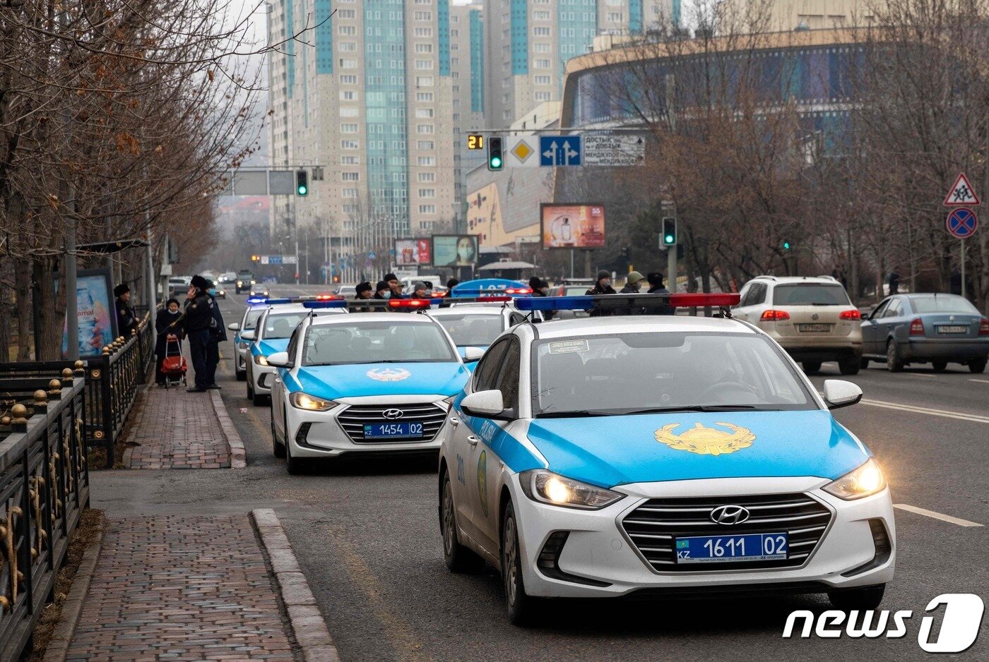 본문 이미지 - 7일(현지시간) 카자흐스탄 알마티에서 연료 값 폭등에 항의하는 시위를 막기 위해 경찰이 도로를 봉쇄하고 있다. ⓒ AFP=뉴스1 ⓒ News1 우동명 기자