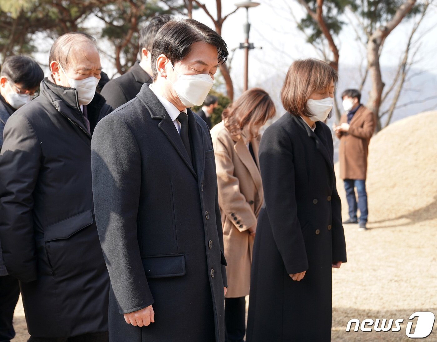 본문 이미지 - 안철수 국민의당 대선 후보가 배우자 김미경 서울대 교수와 함께 8일 오전 충남 아산시 윤보선 전 대통령과 공덕귀 전 영부인의 묘역을 참배하고 있다.(국민의당 제공) 2022.1.8/뉴스1 ⓒ News1 구윤성 기자