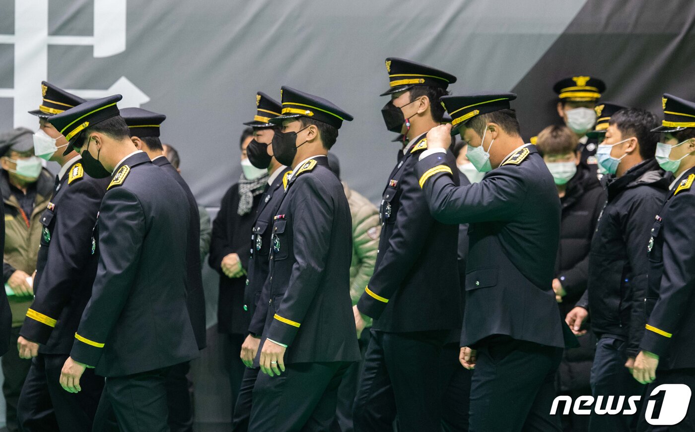 본문 이미지 - 8일 오전 평택시 이충문화체육센터에서 엄수된 평택 신축 공사장 화재 순직 소방공무원 합동 영결식에서 동료 소방대원들이 헌화를 위해 이동하고 있다.2022.1.8/뉴스1 ⓒ News1 경기사진공동취재단
