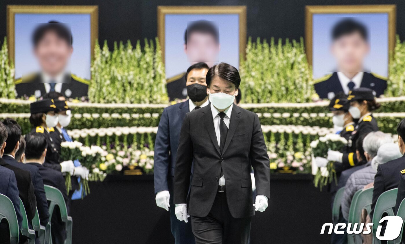 본문 이미지 - 안철수 국민의당 대선 후보와 손학규 무소속 대선 후보가 8일 오전 평택시 이충문화체육센터에서 평택 신축 공사장 화재 순직 소방공무원 합동 영결식에서 헌화를 마치고 이동하고 있다.2022.1.8/뉴스1 ⓒ News1 경기사진공동취재단