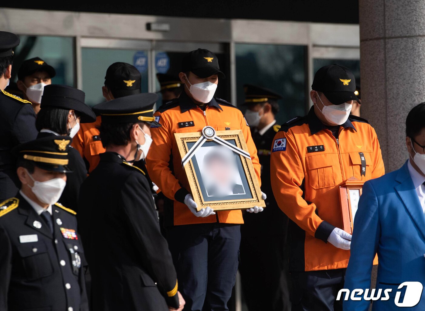 본문 이미지 - 8일 오전 평택시 이충문화체육센터에서 평택 신축 공사장 화재 순직 소방공무원 합동 영결식이 엄수되고 있다. 2022.1.8/뉴스1 ⓒ News1 경기사진공동취재단