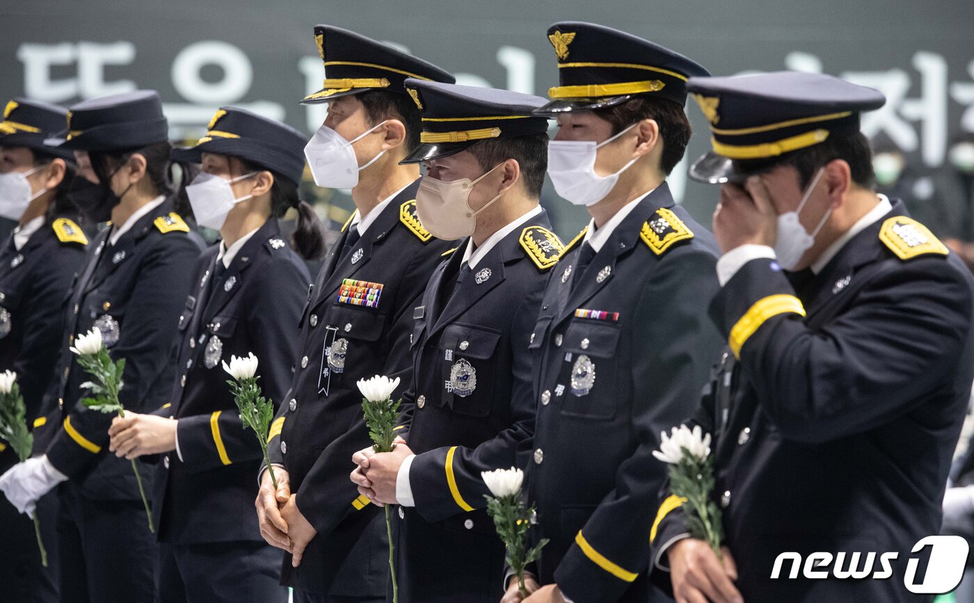 본문 이미지 - 8일 오전 평택시 이충문화체육센터에서 엄수된 평택 신축 공사장 화재 순직 소방공무원 합동 영결식에서 동료 소방대원들이 눈물을 흘리고 있다.2022.1.8/뉴스1 ⓒ News1 경기사진공동취재단