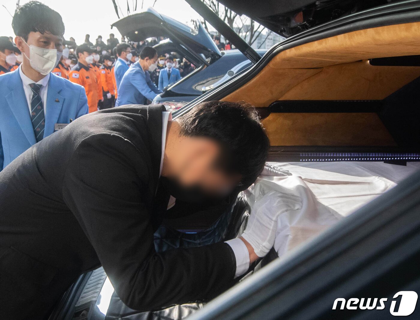 본문 이미지 - 8일 오전 평택시 이충문화체육센터에서 엄수된 평택 신축 공사장 화재 순직 소방공무원 합동 영결식에서 유족이 오열 하고 있다.2022.1.8/뉴스1 ⓒ News1 경기사진공동취재단