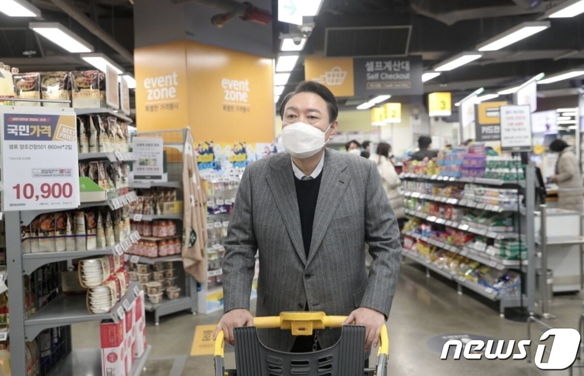 본문 이미지 - 윤석열 국민의힘 대선 후보가 8일 서울 동작구 이마트 이수점에서 장을 보고 있다.(국민의힘 선대본 제공) 2022.1.8/뉴스1 ⓒ News1 구윤성 기자