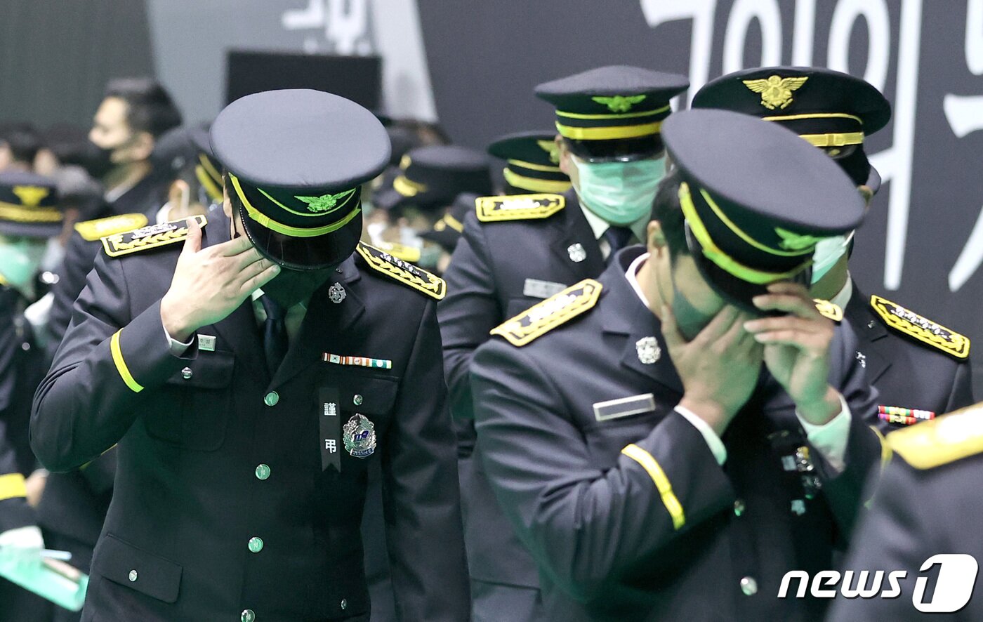 본문 이미지 - 8일 오전 평택 이충문화체육센터에서 열린 평택 물류창고 순직 소방관 영결식에서 동료 소방관들이 눈물을 닦고 있다. 2022.1.8/뉴스1 ⓒ News1 경기사진공동취재단