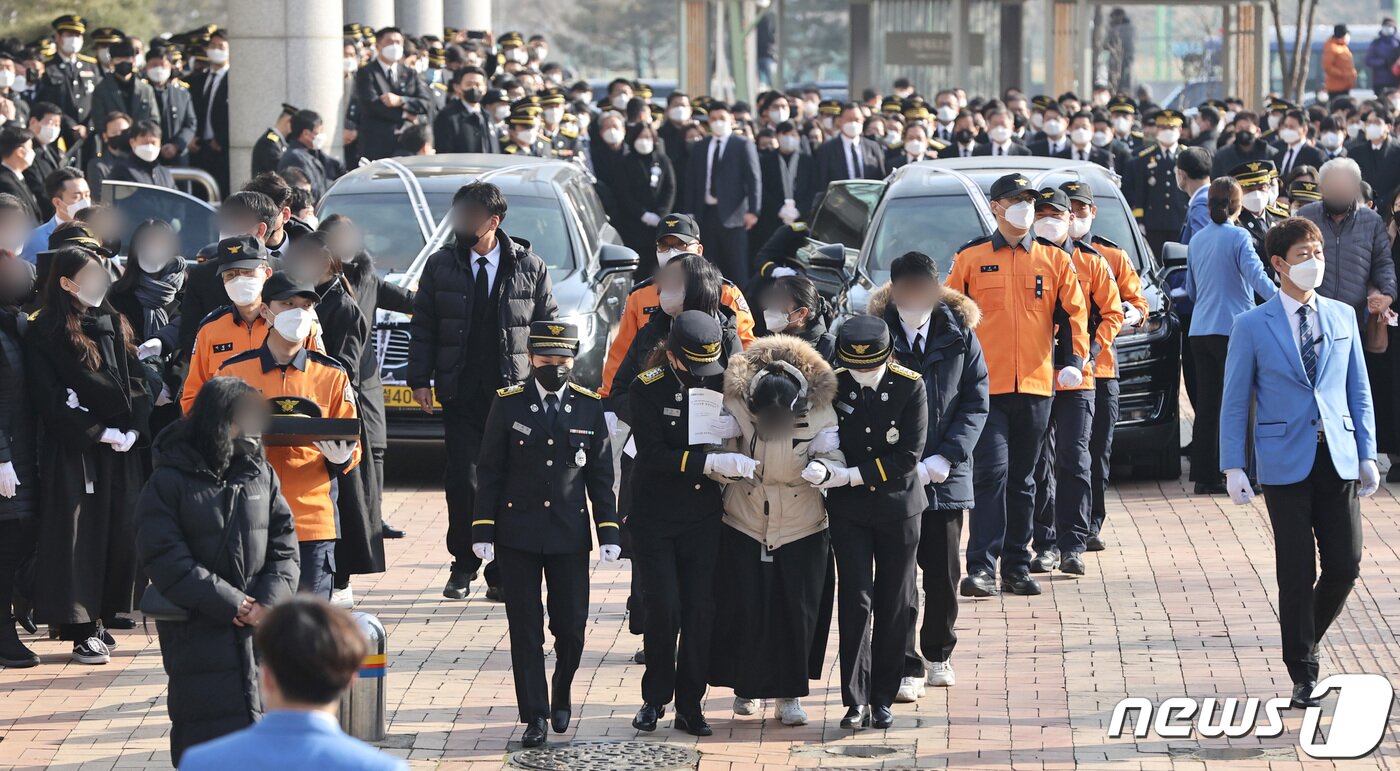 본문 이미지 - 8일 오전 평택 이충문화체육센터에서 열린 평택 물류창고 순직 소방관 영결식에서 운구 행렬이 국립 대전현충원으로 향하고 있다. 2022.1.8/뉴스1 ⓒ News1 경기사진공동취재단