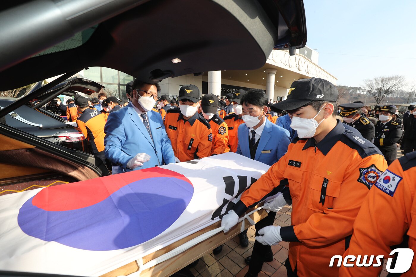 본문 이미지 - 8일 오전 평택 이충문화체육센터에서 열린 평택 청북 물류창고 화재 순직 소방관 합동 영결식에서 소방관들이 고인의 관을 운구하고 있다. 2022.1.8/뉴스1 ⓒ News1 경기사진공동취재단