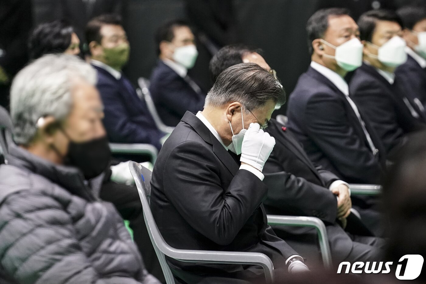 본문 이미지 - 문재인 대통령이 8일 오전 경기도 평택시 이충문화체육센터에서 엄수된 경기도 순직 소방공무원 합동영결식에서 고인의 동료 소방관의 조사를 듣던 중 눈물을 닦고 있다. (청와대 제공)2022.1.8/뉴스1